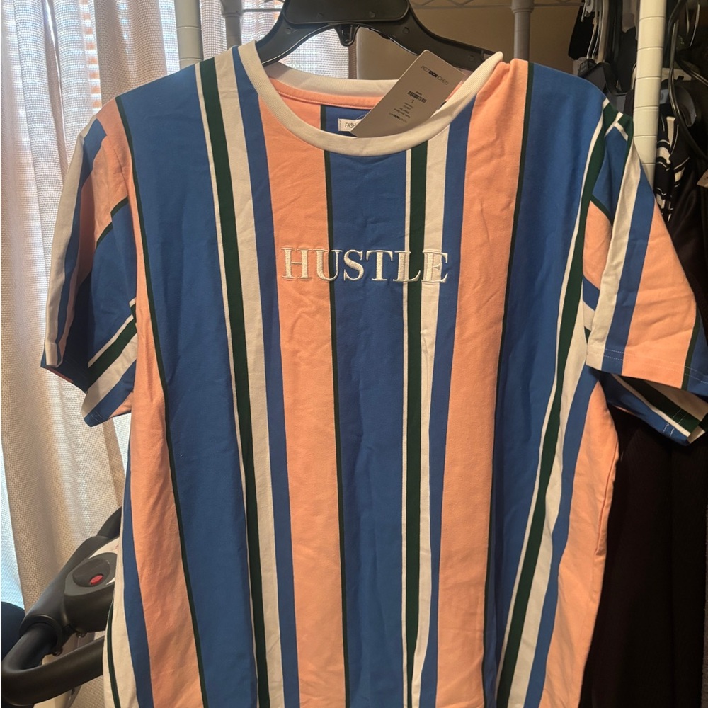 Fashion Nova size large blue and pink tee shirt